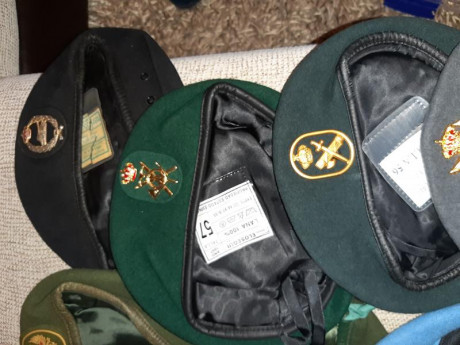 Coleccion de 12 boinas militares españolas más un tricornio de la Guardia Civil. Incluyo de regalo algún 02