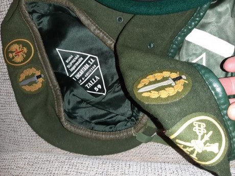 Coleccion de 12 boinas militares españolas más un tricornio de la Guardia Civil. Incluyo de regalo algún 01