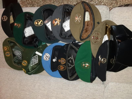 Coleccion de 12 boinas militares españolas más un tricornio de la Guardia Civil. Incluyo de regalo algún 00