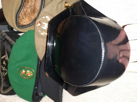 Coleccion de 12 boinas militares españolas más un tricornio de la Guardia Civil. Incluyo de regalo algún 12