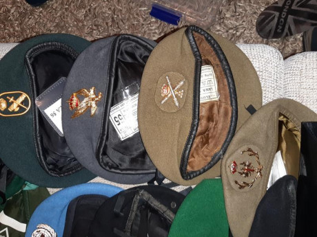 Coleccion de 12 boinas militares españolas más un tricornio de la Guardia Civil. Incluyo de regalo algún 11