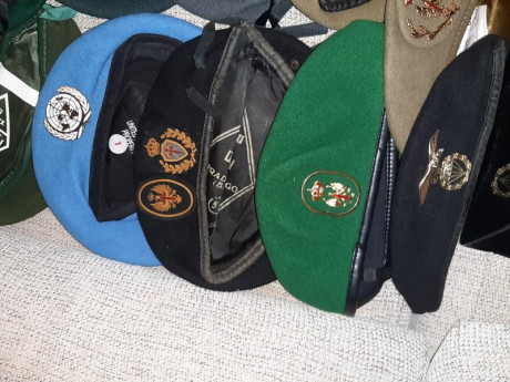 Coleccion de 12 boinas militares españolas más un tricornio de la Guardia Civil. Incluyo de regalo algún 10