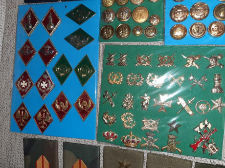 Lote de militaria española. Lo que se ve en la foto más alguna cosa más de regalo. Ya se han vendido varias 02