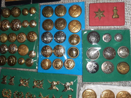 Lote de militaria española. Lo que se ve en la foto más alguna cosa más de regalo. Ya se han vendido varias 01
