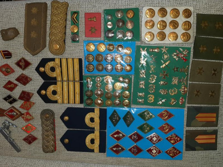 Lote de militaria española. Lo que se ve en la foto más alguna cosa más de regalo. Ya se han vendido varias 00