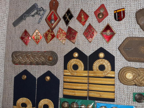 Lote de militaria española. Lo que se ve en la foto más alguna cosa más de regalo. Ya se han vendido varias 11