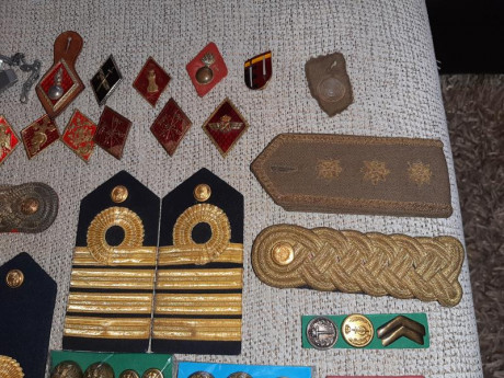 Lote de militaria española. Lo que se ve en la foto más alguna cosa más de regalo. Ya se han vendido varias 10