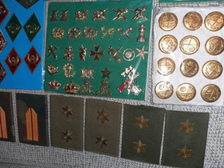 Lote de militaria española. Lo que se ve en la foto más alguna cosa más de regalo. Ya se han vendido varias 20