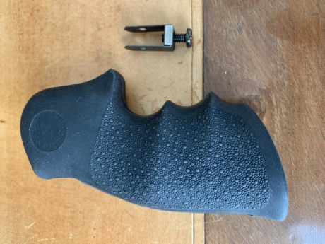 Se venden estos dos juegos de cachas para Smith&Wesson K14 square butt, están en perfecto estado y 01