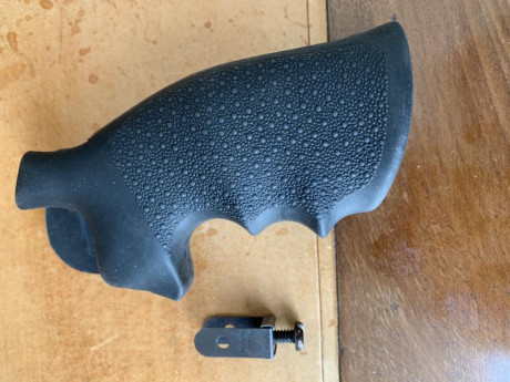 Se venden estos dos juegos de cachas para Smith&Wesson K14 square butt, están en perfecto estado y 00