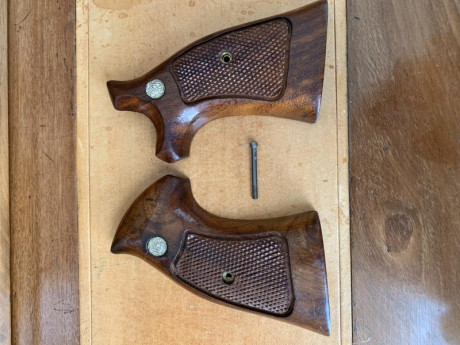 Se venden estos dos juegos de cachas para Smith&Wesson K14 square butt, están en perfecto estado y 11