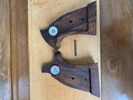 Se venden estos dos juegos de cachas para Smith&Wesson K14 square butt, están en perfecto estado y 10