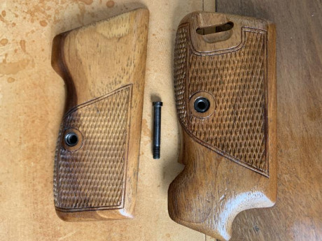 Se venden 2 juegos de cachas en impecable estado para Sig P210 con armazón normal, unas son originales 01