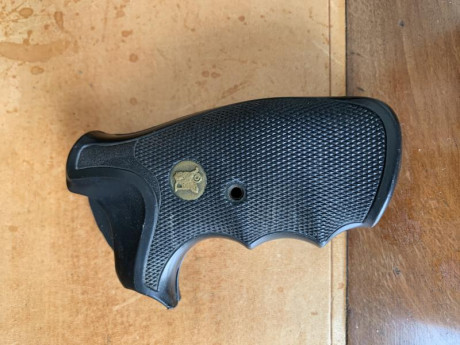 Se vende la cacha mencionada para armazones J y culata round butt, está en buen estado y se encuentra 01