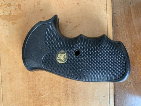 Se vende la cacha mencionada para armazones J y culata round butt, está en buen estado y se encuentra 00