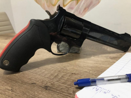 VENDO REVOLVER TAURUS CASULL CALIBRE 454 CASULL,A DISPARADO 5 TIROS,ES UNA JOYA Y ESPECTACULAR DISPARAR 10