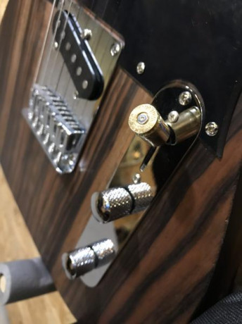 Hola compis!

Aunque no es un arma como tal,,, pero es un trabajo que he hecho combinando mi oficio (Luthier) 00
