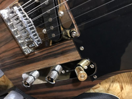 Hola compis!

Aunque no es un arma como tal,,, pero es un trabajo que he hecho combinando mi oficio (Luthier) 20