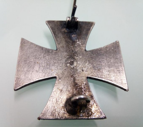 Se vende cruz de hierro alemana de la primera guerra mundial.
Precio envio incluido: 80 euros 01