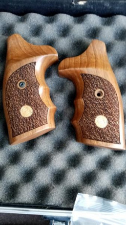 vendido Alfa-Proj de 6" con dos juegos de cachas talla M y tres contrapesos para el cañón, también 00