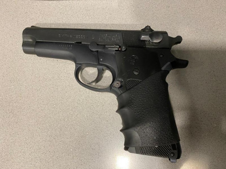 Hola
Vendo Smith & Wesson modelo 59. Calibre 9 PB
En muy buen estado. Guiada en F.
Dos cargadores, 01