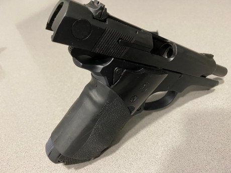 Hola
Vendo Smith & Wesson modelo 59. Calibre 9 PB
En muy buen estado. Guiada en F.
Dos cargadores, 10