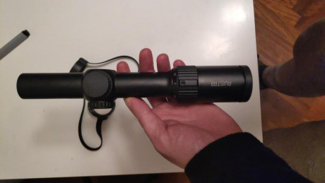 Visor prácticamente a estreno como se puede ver en las fotos, solo unas pequeñas marcas en las tapas del 00