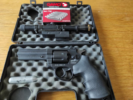 Vendo revolver GAMO R-77 COMBAT.  Se encuentra en buenas condiciones, hay que cambiar la junta de la bombona 01
