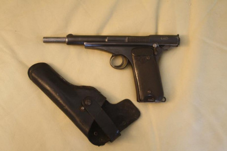 Pongo en venta Pistola Campogiro 1913-16, calibre 9 largo.

La pistola esta guiada en f y funciona perfectamente,tiene 32
