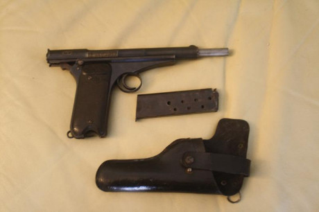 Pongo en venta Pistola Campogiro 1913-16, calibre 9 largo.

La pistola esta guiada en f y funciona perfectamente,tiene 31