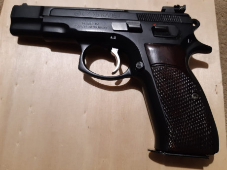 SE VENDE POR NO UTILIZAR ,TIENE EL GATILLO ALIGERADO , ALZAS REGULABLES EN ALTURA Y DERIVA,CON DOS CARGADORES 00