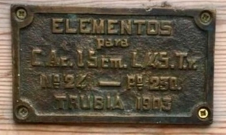 Buenas. En un arcón encontré esta placa fechada en Trubia en 1903. Está claro que en él se guardaban útiles 00