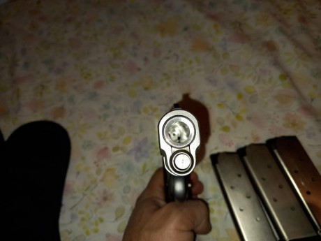 Esta en zaragoza. Vendo por necesidad de cupo. Guiada en F. 45ACP. 1 cargador de 6 y 2 cargadores de 7 11