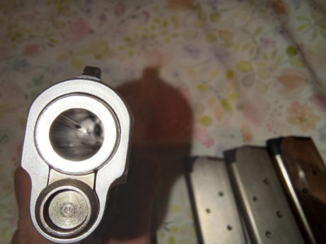 Esta en zaragoza. Vendo por necesidad de cupo. Guiada en F. 45ACP. 1 cargador de 6 y 2 cargadores de 7 10
