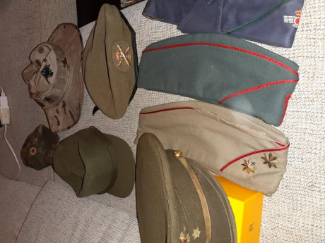 Lote de parches e insignias militares españolas,gorros y gorras (la gorra de plato Blanca es de la Policía 01