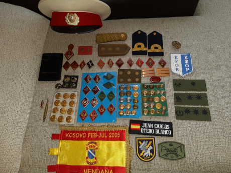 Lote de parches e insignias militares españolas,gorros y gorras (la gorra de plato Blanca es de la Policía 00