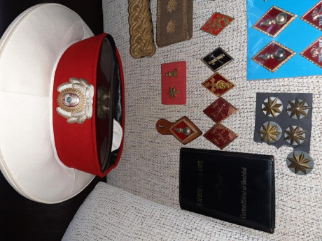 Lote de parches e insignias militares españolas,gorros y gorras (la gorra de plato Blanca es de la Policía 11