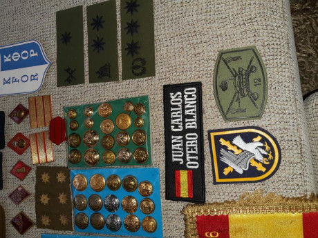 Lote de parches e insignias militares españolas,gorros y gorras (la gorra de plato Blanca es de la Policía 10