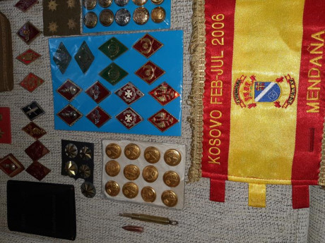 Lote de parches e insignias militares españolas,gorros y gorras (la gorra de plato Blanca es de la Policía 22