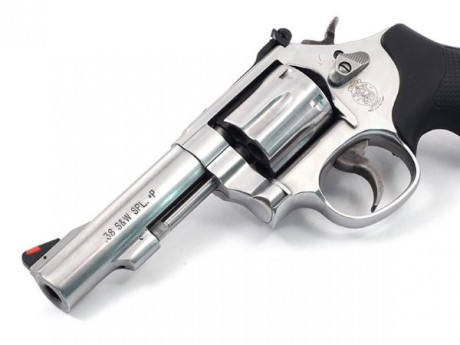 Buenas.
Reabro hilo de búsqueda de este revolver. 
En la medida de lo posible estaría bien  que dispusiese 20