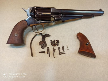 Vendo revolver Santa Barbara cal.44 se incluye los repuestos que aparecen en la foto,cachas originales 02