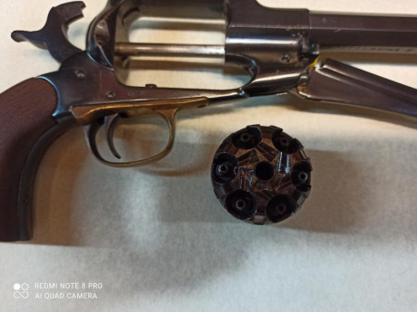 Vendo revolver Santa Barbara cal.44 se incluye los repuestos que aparecen en la foto,cachas originales 01