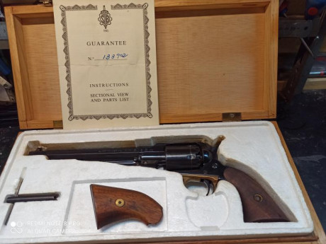 Vendo revolver Santa Barbara cal.44 se incluye los repuestos que aparecen en la foto,cachas originales 00