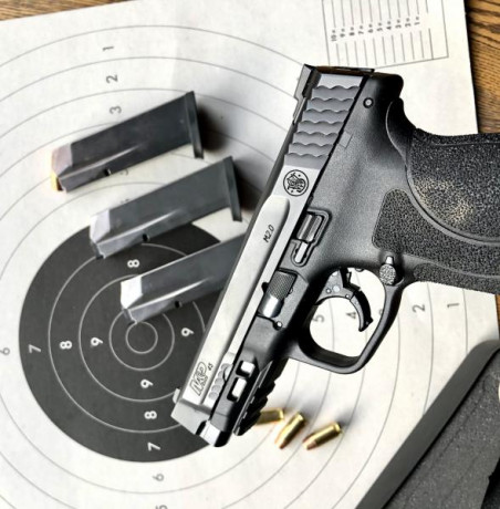 Vendo pistola S&W MP 2 en calibre 45 ACP, se incluyen 3 cargadores para 10 cartuchos y la maleta original 02