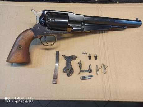 Vendo revolver Remington  New Model cal.44  de Euroarms , punto de mira en cola de milano, y con los repuestos 12