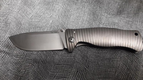Navaja lionsteel molletta titanio , esta perfecta , solo tiene una ligeras rayas en la hoja que apenas 01