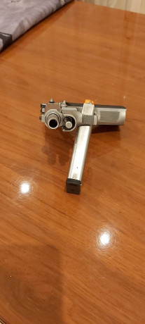 Pongo a la venta esta Smith and Wesson 5906 con un cargador 450 € precio negociable número de WhatsApp 02