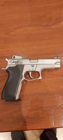 Pongo a la venta esta Smith and Wesson 5906 con un cargador 450 € precio negociable número de WhatsApp 01