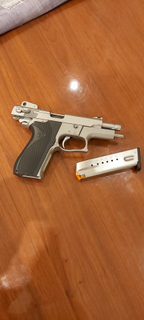 Pongo a la venta esta Smith and Wesson 5906 con un cargador 450 € precio negociable número de WhatsApp 12