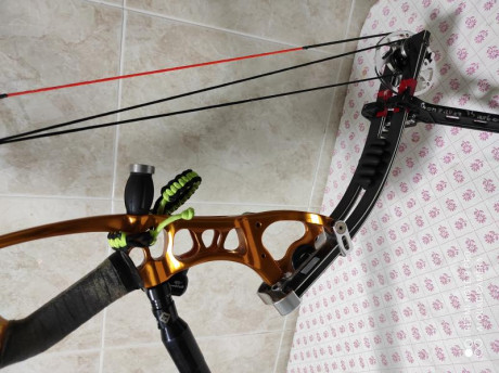 Arco Hoyt contender elite zurdo, apertura regulable entre 27 y 29, lo vendería arco solo en 300 euros 02